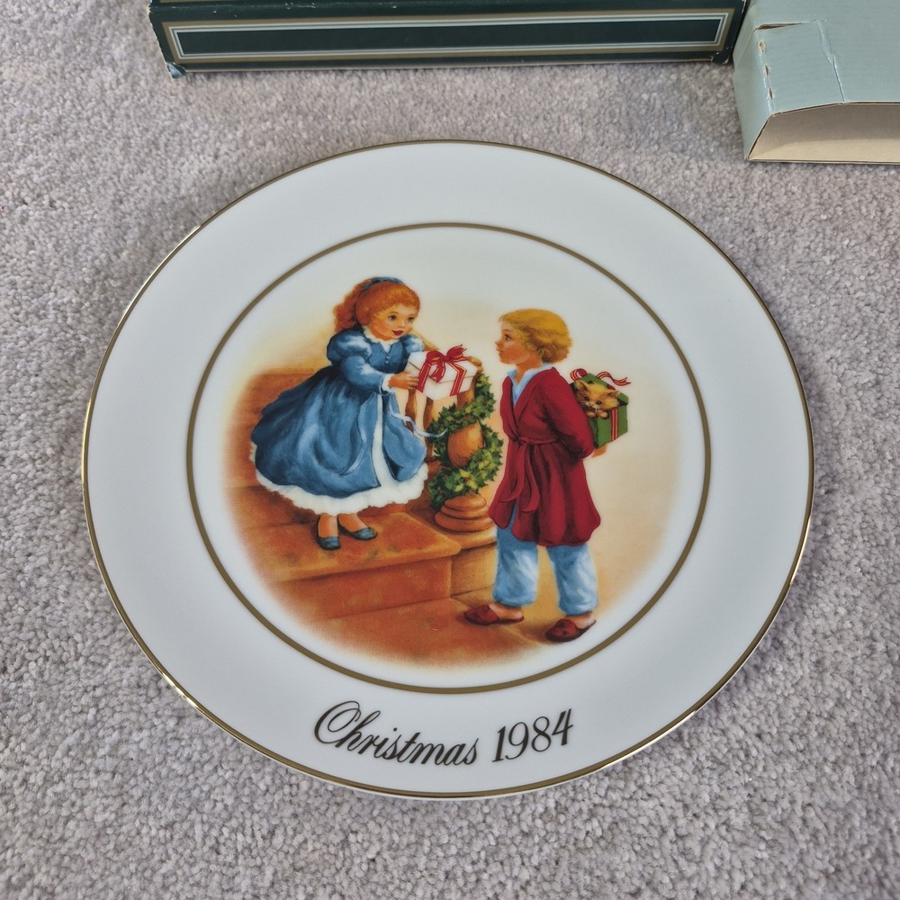 1984 Christmas Memories-4th Ed. Avon Collector Plate 22k Gold Trim+gift wrapping